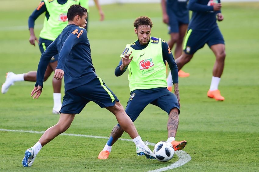Seleção Brasileira: sem Fagner e Douglas Costa, Tite já divide times e testa Neymar