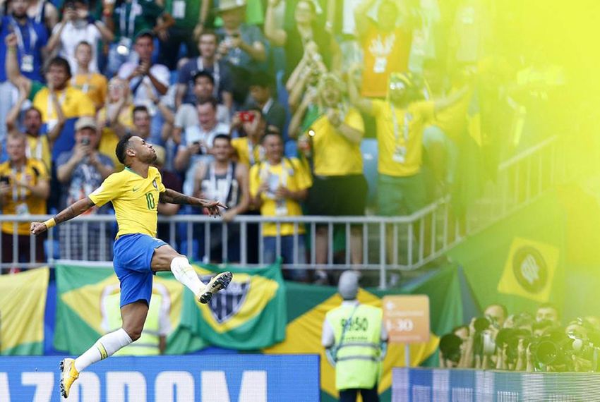 Com Neymar inspirado, Brasil bate México e avança às quartas