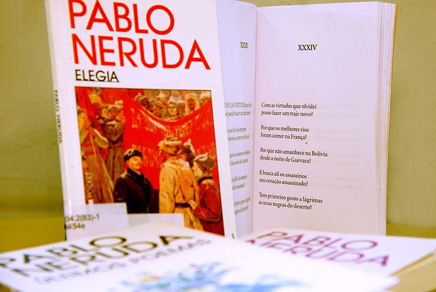 Escritor Pablo Neruda é homenageado na biblioteca Ivone de Menezes