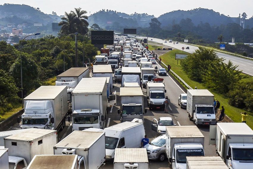 Greve dos caminhoneiros prejudica comércio varejista em maio, diz IBGE