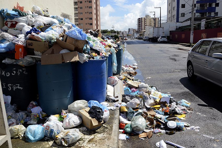 Lixo ainda está acumulado nas ruas