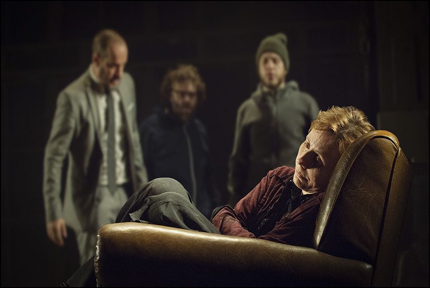 Hamlet do Grupo Armazem de Teatro em curta temporada no Teatro Tobias Barreto