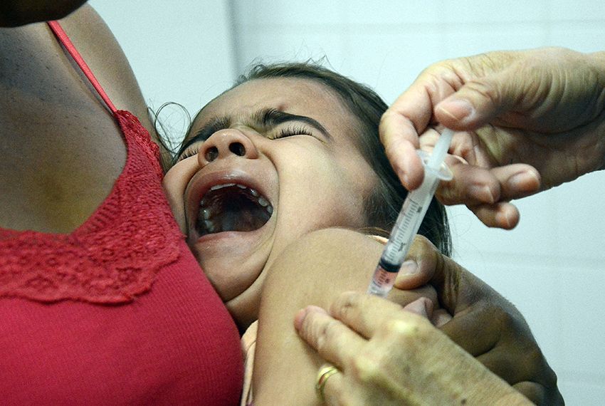 Pólio e sarampo: 1º dia de vacinação lota posto de saúde