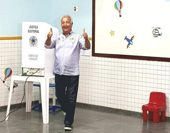 Jackson Barreto vota no centro de Aracaju