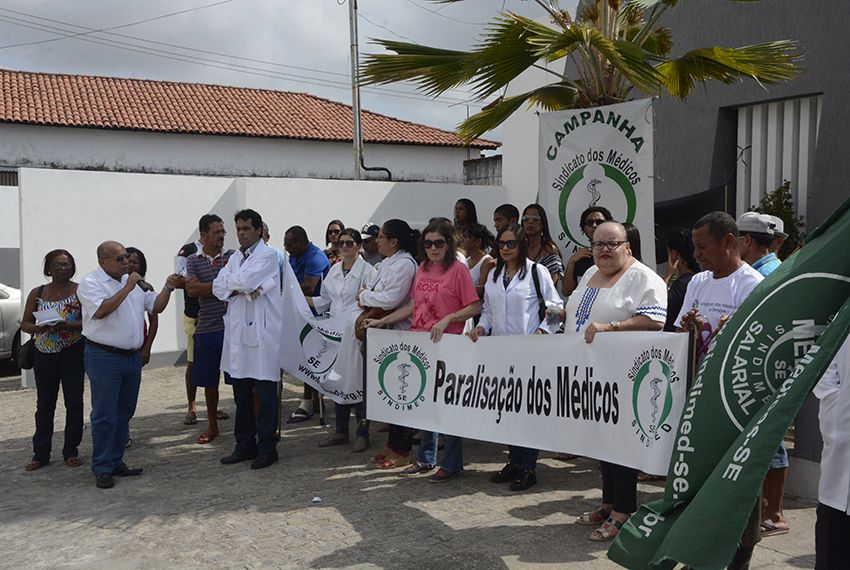 Médicos fazem manifestação na UBS Cândida Alves