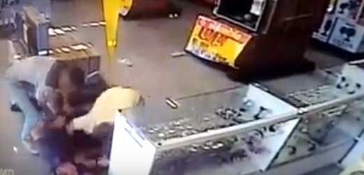 Policial é agredido durante assalto em supermercado