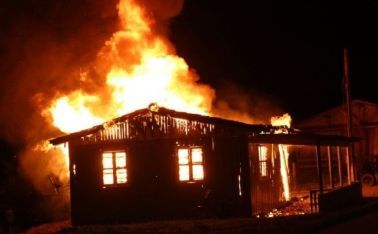 Bandidos incendeiam residência e morador tem parte do corpo queimado
