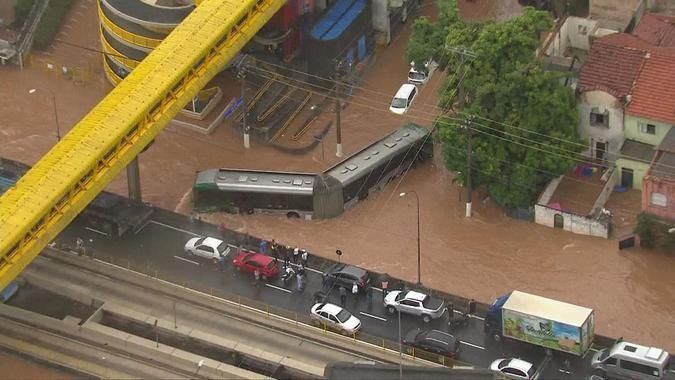 Chega a 12 número de mortos em temporal em São Paulo