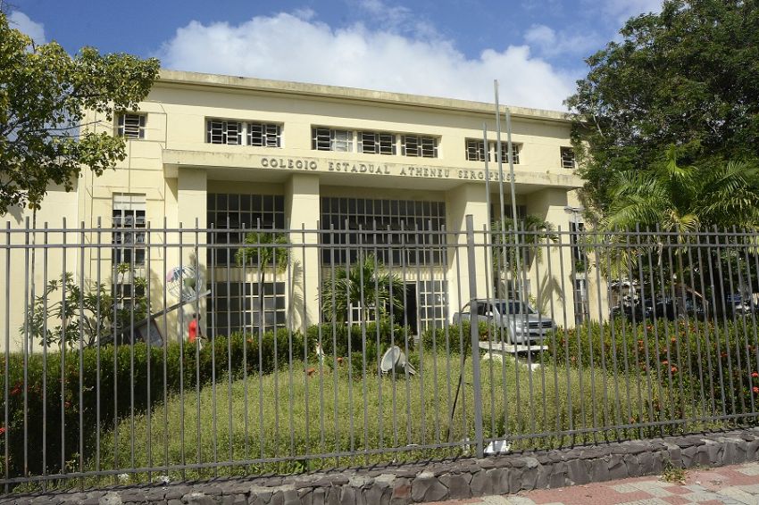 Alunos do Colégio Atheneu esperam para a conclusão da reforma