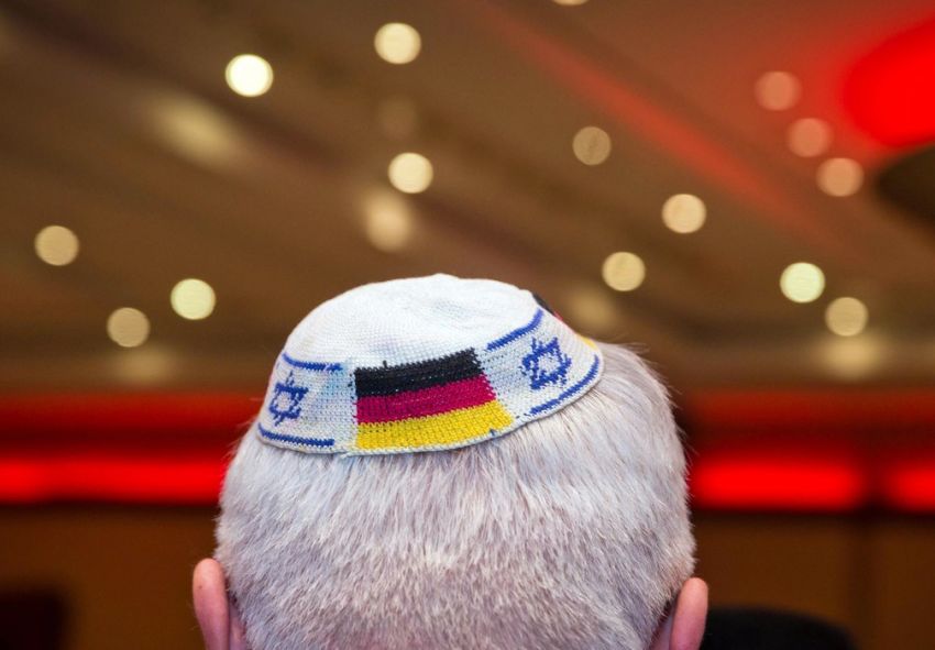 Governo alemão alerta judeus contra uso do quipá