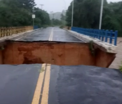 Desaba ponte que liga os municípios de Divina Pastora a Santa Rosa de Lima (SE)