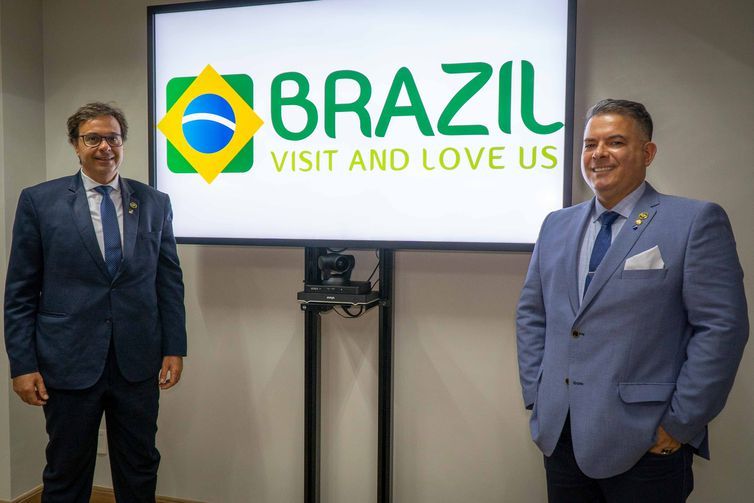 Embratur lança nova marca de turismo do Brasil no exterior