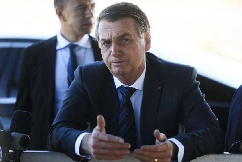 Bolsonaro deve conversar com Angela Merkel sobre combate às queimadas