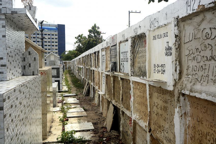 Cemitério São João Batista é o cenário do abandono Cemitério São João Batista é o cenário do abandono