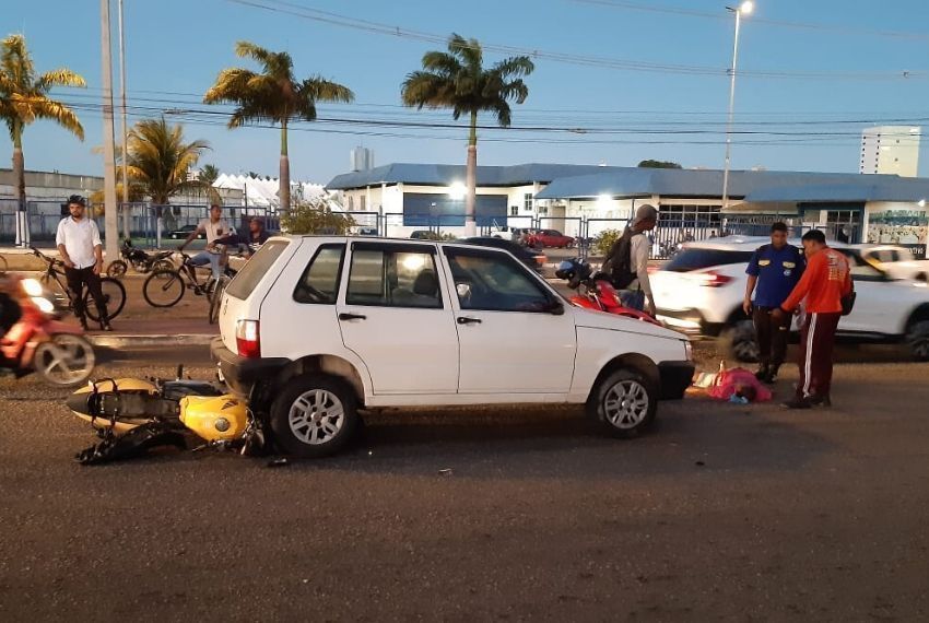 Acidente na Tancredo Neves deixa duas pessoas feridas
