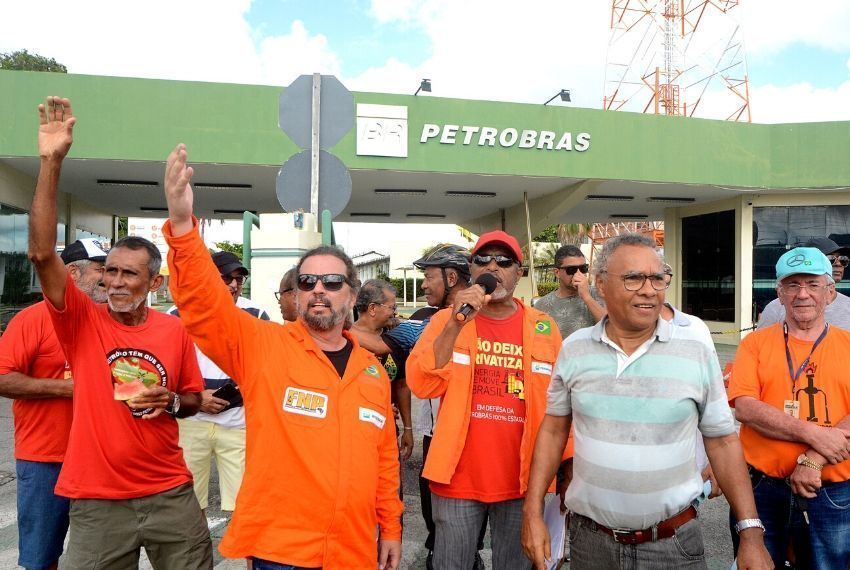 Petrobras tenta conter greve com oferta de dinheiro para quem não aderir