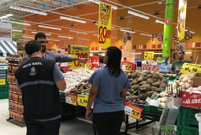 Procon Aracaju fiscaliza estabelecimentos denunciados por consumidores