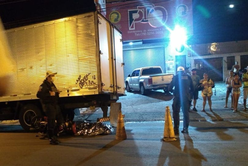 Motociclista perde controle e morre após se chocar em caminhão