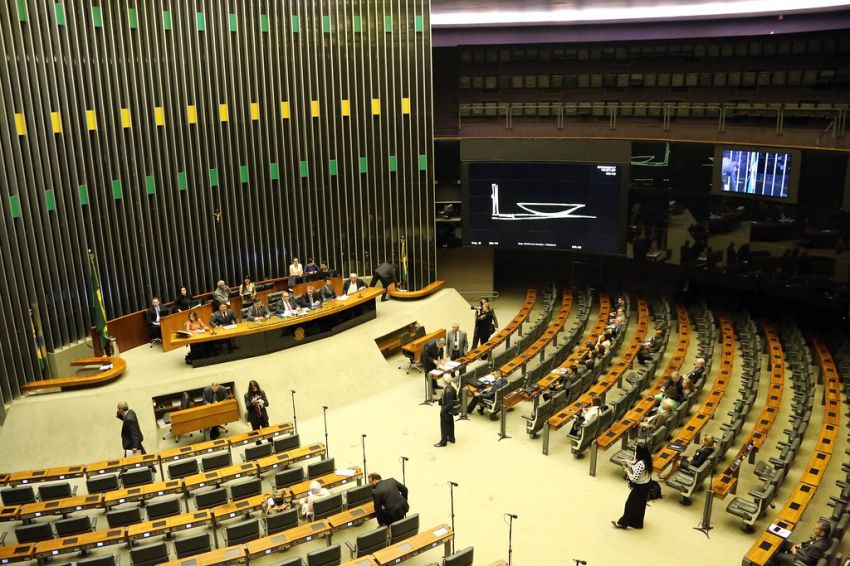 Seis deputados de Sergipe votaram pelo adiamento das eleições