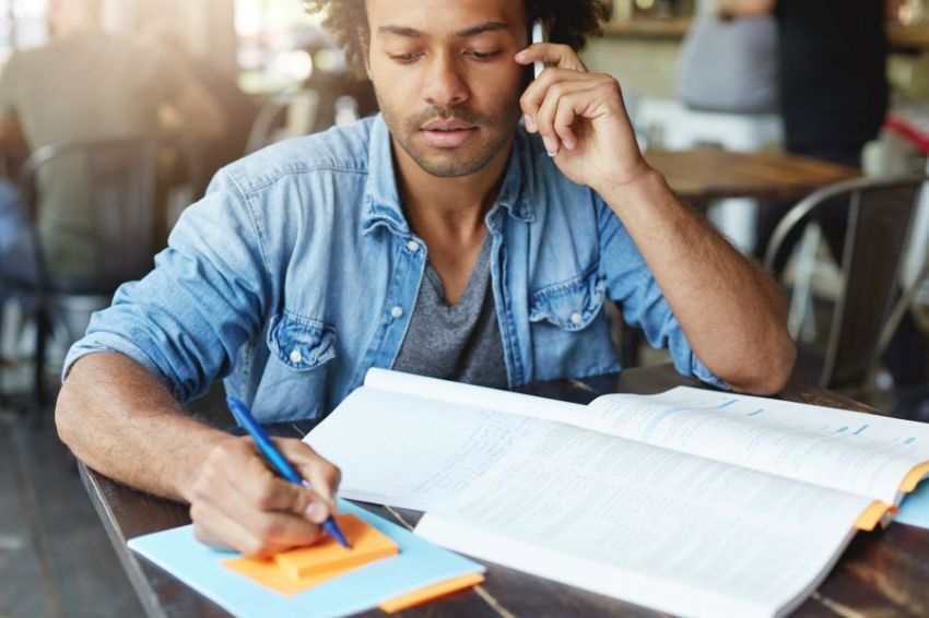 Escrever à mão ao estudar traz inúmeros benefícios para o aprendizado
