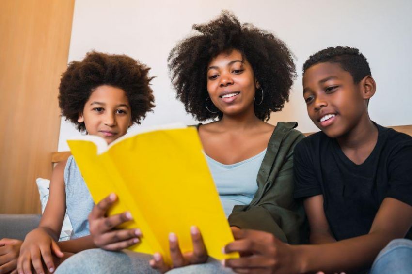 No Dia Nacional do Livro, veja a importância da leitura em família