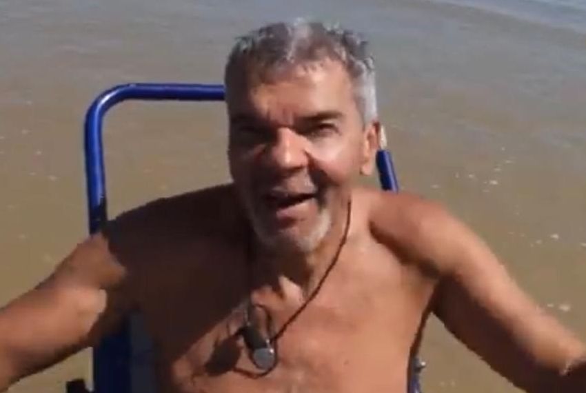 Vlog de turismo destaca a emoção de radialista tetraplégico que entrou no mar após 26 anos