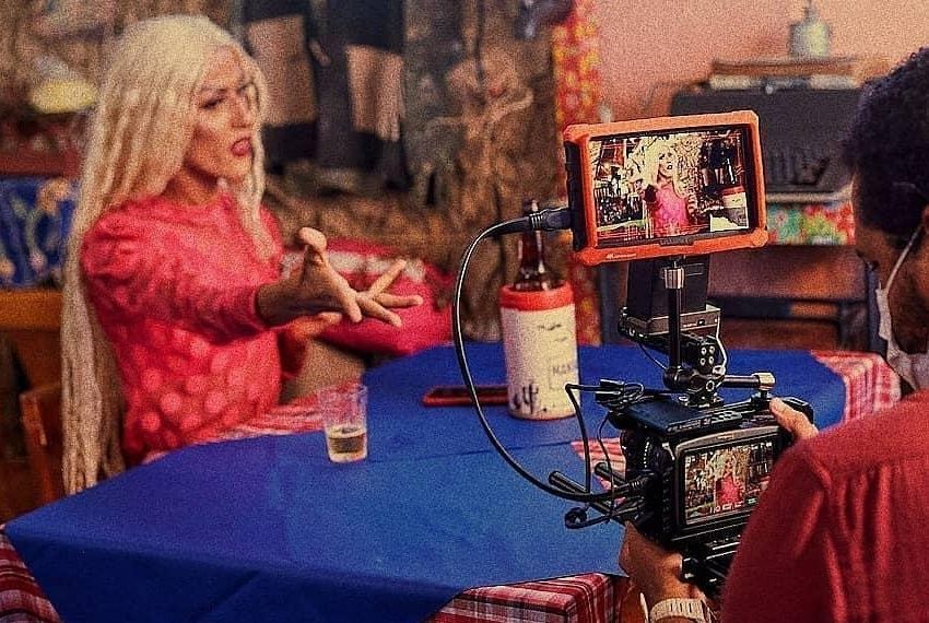 Cantora e drag queen sergipana Jullya Murvack lança novo single com direção e fotografia de Lucas Cachalote