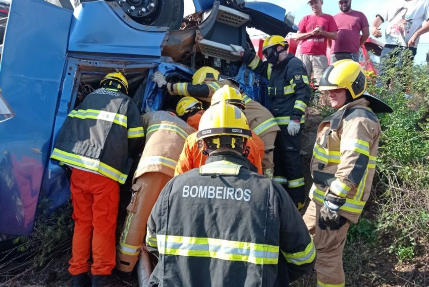 Bombeiros de Sergipe e Alagoas resgatam vítima presa nas ferragens em capotamento de carreta