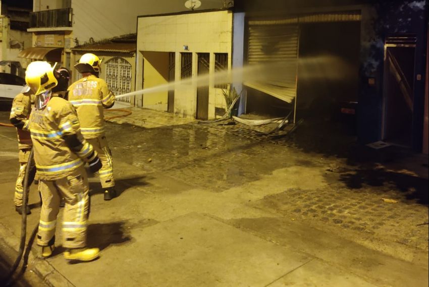 Corpo de Bombeiros combate incêndio em revenda de veículos no município de Simão Dias