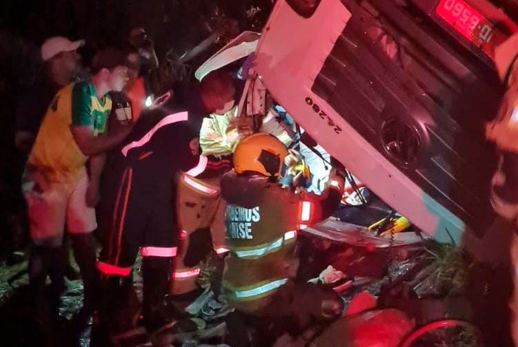 Corpo de Bombeiros resgata vítima presa nas ferragens em acidente com caminhão