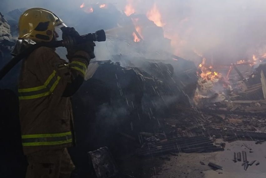 Corpo de Bombeiros combate incêndio em fábrica de estopa