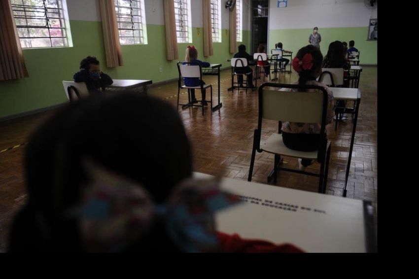 Prefeitura gasta mais de R$ 900 milcom festa, enquanto professores mendigam piso salarial