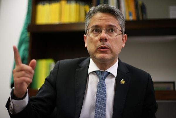 Alessandro Vieira voltou a se declarar “pardo” em seu registro eleitoral