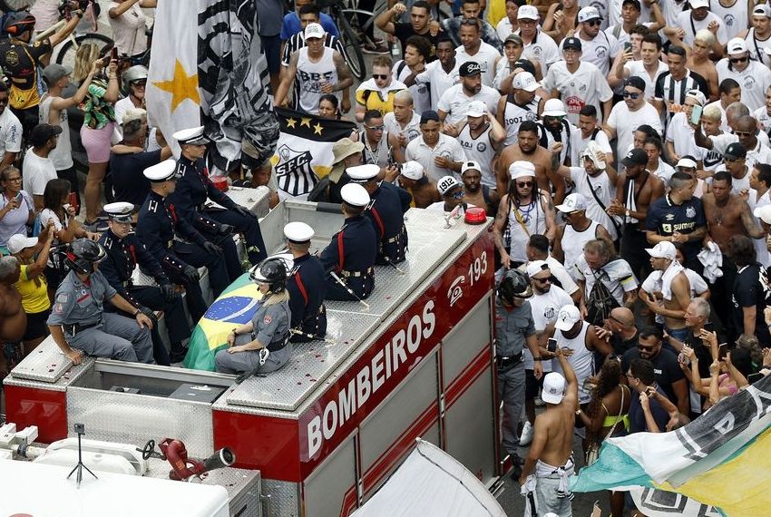 Após fim do velório, corpo de Pelé sai em cortejo por ruas de Santos