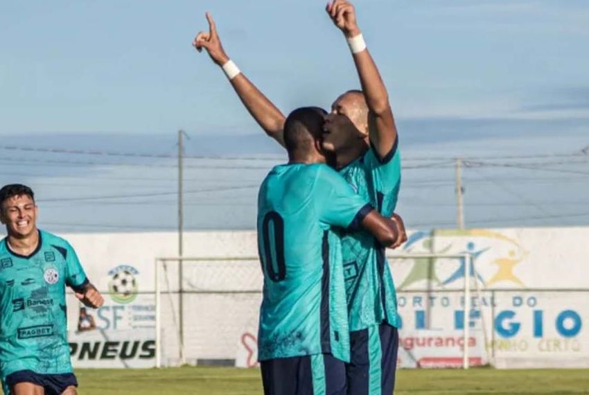 Léo comemora gol como profissional pelo Confiança