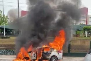 Veículo pega fogo em avenida da capital