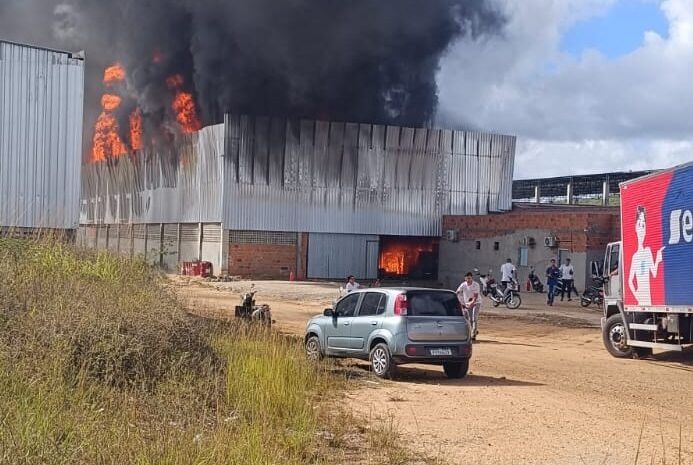Incêndio destrói fábrica de móveis em Simão Dias