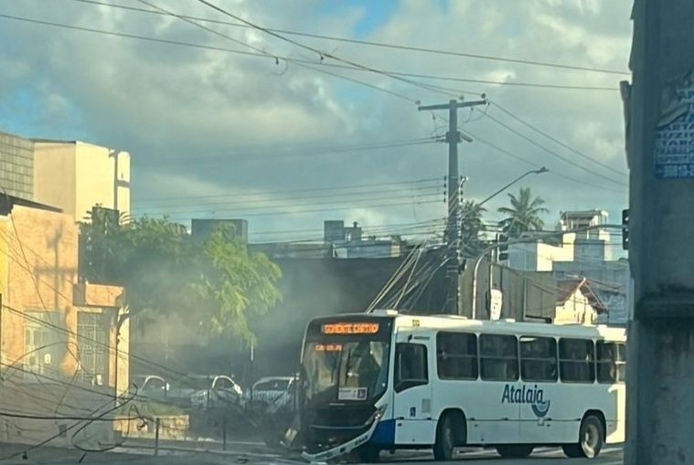 Ônibus colide em poste na Avenida Pedro Calazans