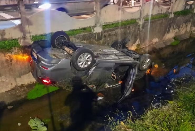 Carro cai em canal após colisão no bairro São José