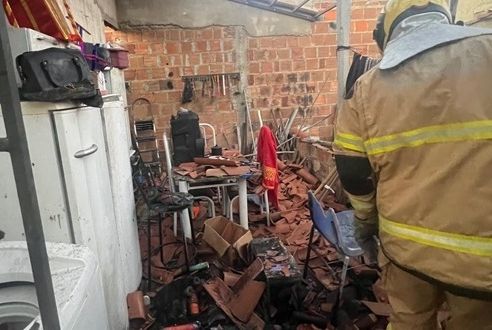 Explosão de fogos de artifício deixa casa parcialmente destruída