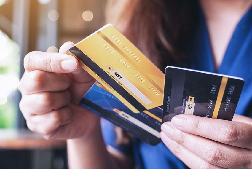Juros do cartão de crédito atingem mais de 400% ao ano em junho