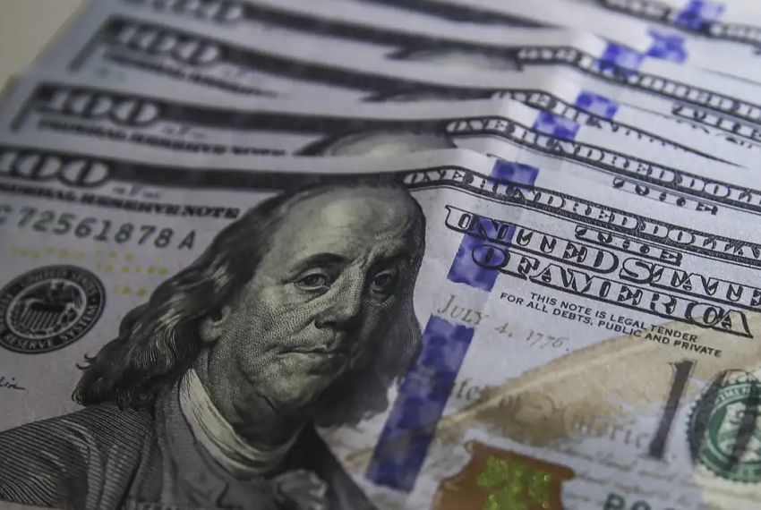 Dólar tem quarta alta seguida e ultrapassa R$ 5,60