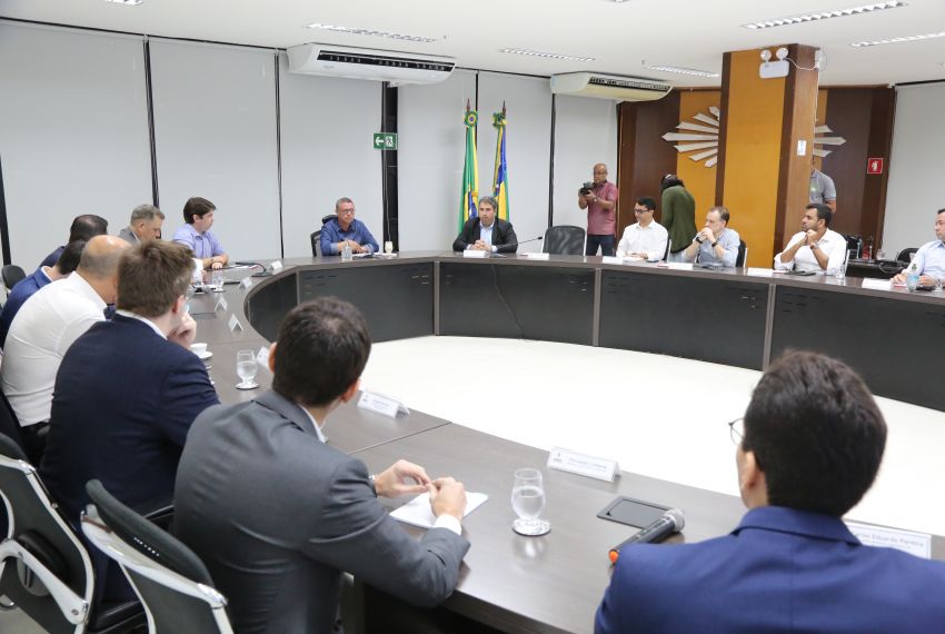 Governador recebe empresa vencedora de concessão parcial da Deso