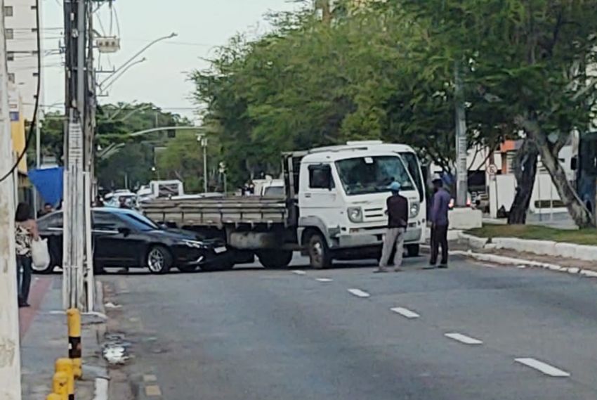 Batida na Avenida Francisco Porto causa congestionamento no trânsito