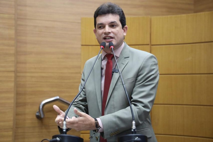 Deputado Paulo Júnior critica veto a projeto que regulamenta táxi-lotação