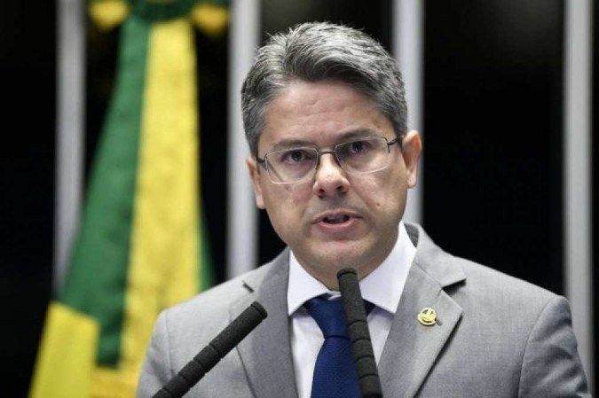 Senador Alessandro Vieira (MDB/SE) está em Roma