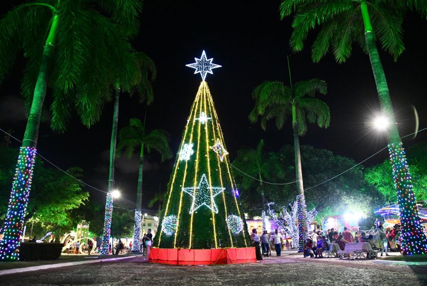 Prefeito acende as luzes do Natal Iluminado no Centro