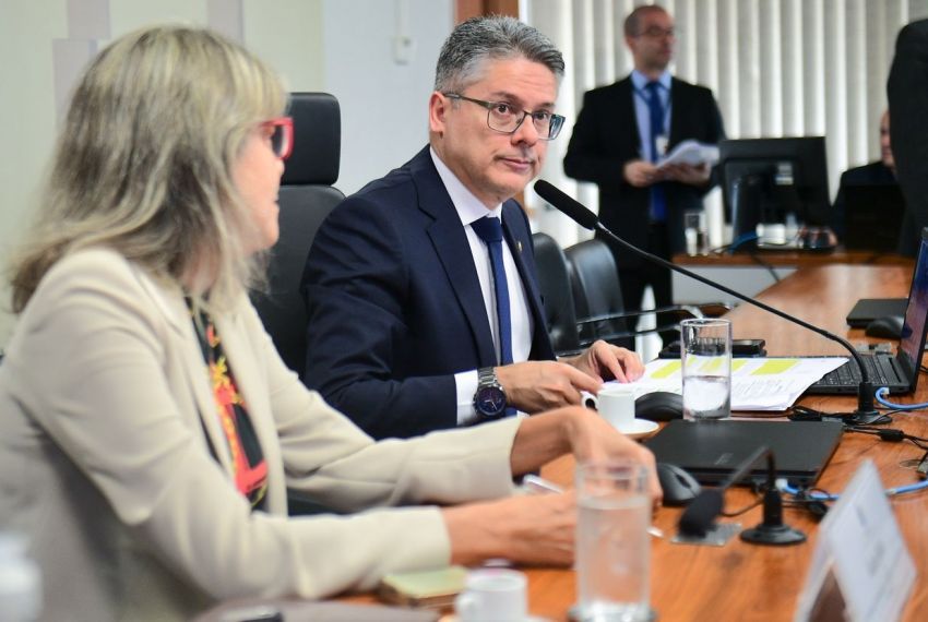 Senador Alessandro preside audiência pública