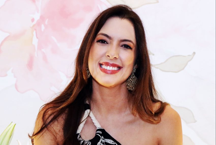 Ângela Cristina Gomes celebra aniversário com festa surpresa