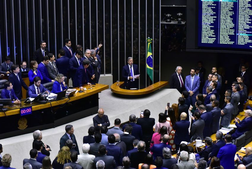 Câmara rejeita mudanças do Senado e aprova reforma tributária